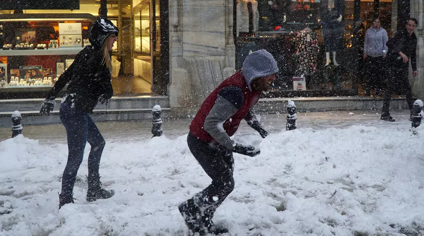 Meteoroloji alarm verdi: Eldiven, atlı, bere giyin! Kar fena geliyor